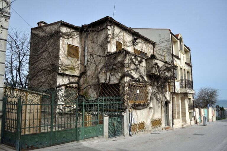 Dosar penal pentru investitorul care a demolat o frumoasă vilă construită în stil mediteranean în centrul istoric al Constanței