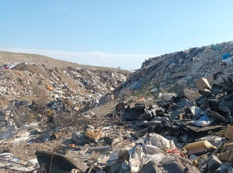 VIDEO „Este dezastru ecologic”. Mii de metri pătrați de teren din Murfatlar, transformați în groapă de gunoi