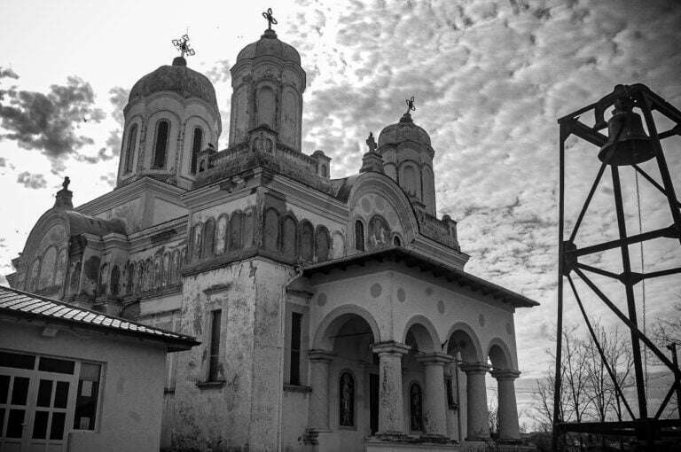 „Povești sacre, interpretări moderne” – Expoziție de carte cu subiect religios și Expoziție de grafică vectorială