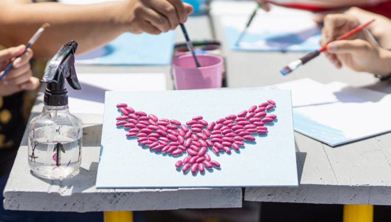 Pătrunde în lumea copiilor cu autism. „Silent Art for Autism: Viziune Fotografică Asupra Unei Lumi Unice”, la Constanța