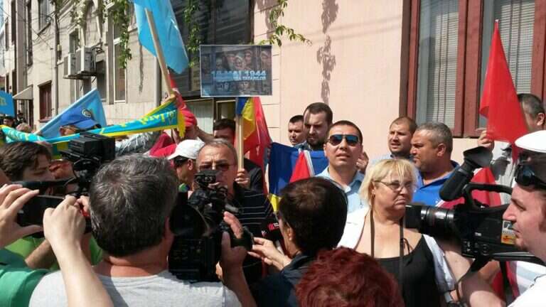 Tătarii din România nu uită genocidul din Crimeea. Protest în fața Consulatului Federației Ruse din Constanța