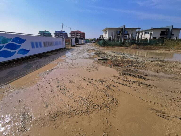 Oamenii din Mamaia Sat sunt disperați: „Trăim un coșmar pentru care plătim cu sănătatea noastră și a copiilor noștri”