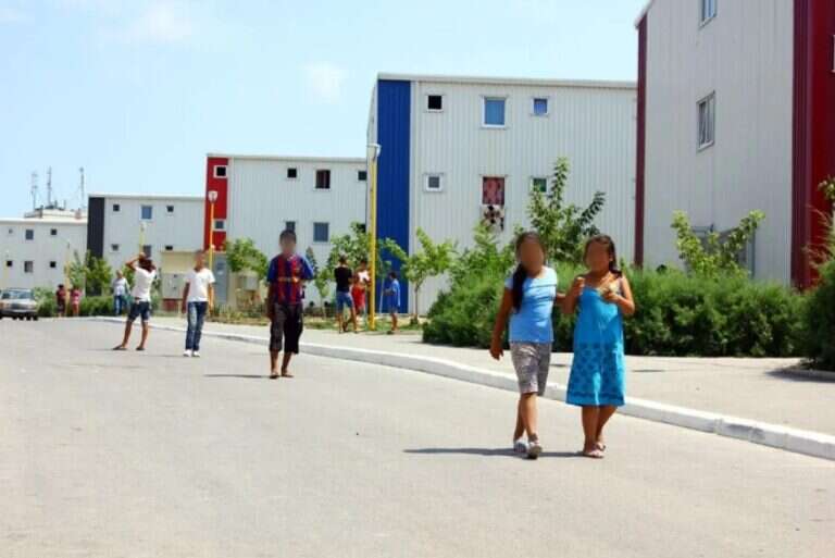 Activiștii pentru drepturile omului afirmă că intenția primarului Constanței de a reloca în afara orașului locuitorii unui campus social este act de segregare. ONG-știi avertizează cu acțiuni în instanță