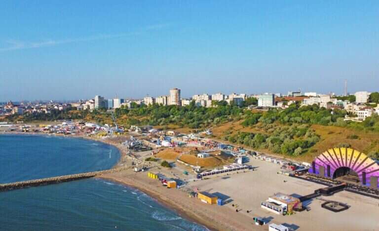 Plaja pe care se desfășoară Festivalul Neversea a fost pusă la dispoziția organizatorului prin încălcarea normelor legale