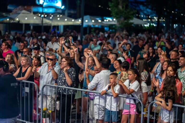 Startul verii se dă la Mamaia cu „Valuri de Distracție”. Concerte în aer liber și artiști de top în Piațeta Cazino
