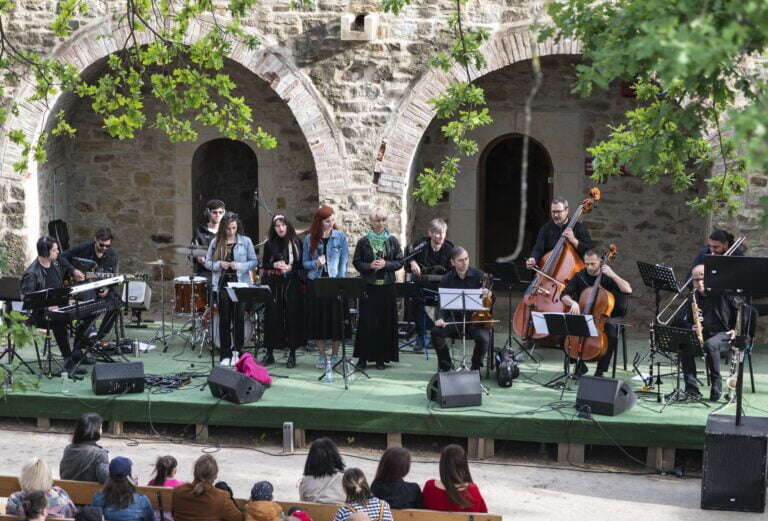 „Folktronica Orchestra” – Concert de world music la Grădina Tomis, în cadrul SEAS 2024