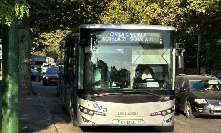 Primăria Constanța a tăiat transportul gratuit al elevilor relocați. Administrația locală face economii și pe seama copiilor de 6 ani