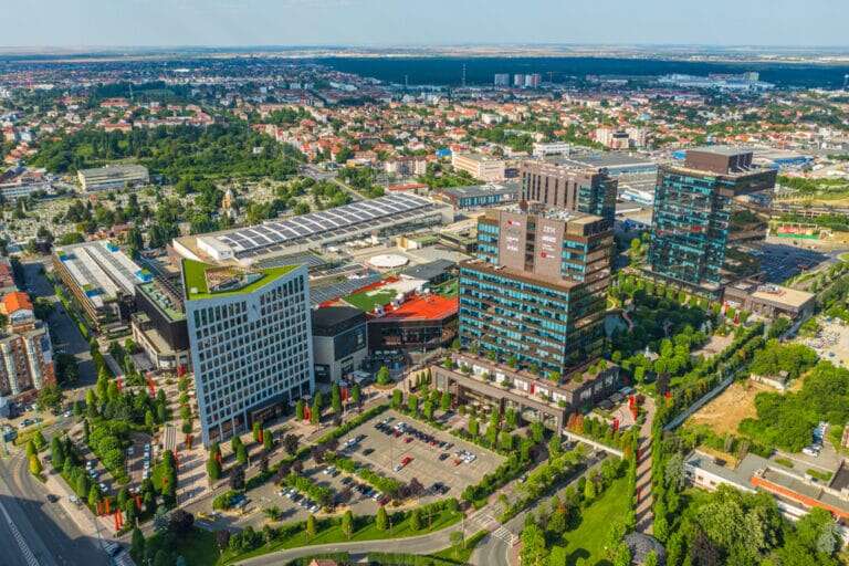 Constanța atrage investiții de 9 miliarde de euro în mai multe domenii. 800 de milioane de euro va fi investiția companiei IULIUS în cel amplu proiect de reconversie urbană, care va fi dezvoltat în orașul de la malul mării