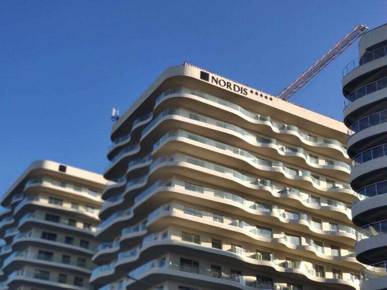 EXCLUSIV „Don’t Look Up” – Inspectorii ISC au verificat NORDIS Mamaia, dar NU au observat trei etaje construite în plus