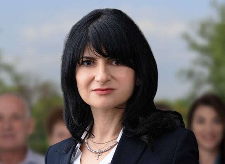 Cristina Dumitrache, candidata PSD la Camera Deputaților: Cine a blocat vaccinarea obligatorie în România?! Aveam prieteni care-mi spuneau să mă opresc că poate mă trezesc cu mașina într-un copac (Publicitate electorală)