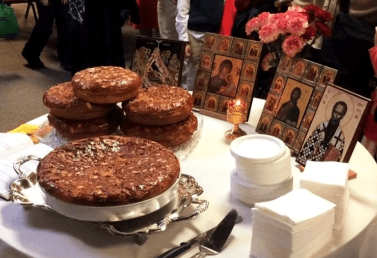 Ce este „Vasilopita”, plăcinta Sfântului Vasile, pe care grecii o taie pentru a avea noroc în noul an