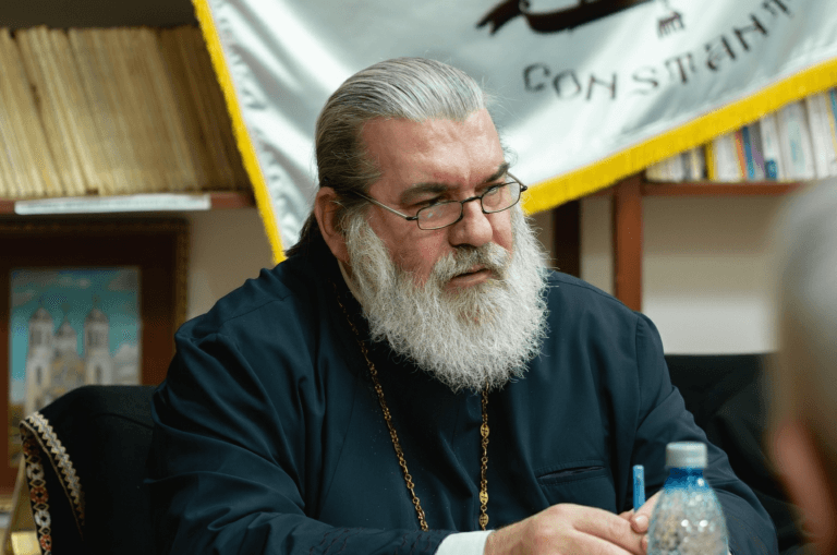 Cine este preotul Costel Mitu, noul decan al Facultății de Teologie din Constanța. De 20 de ani stă alături de IPS Teodosie