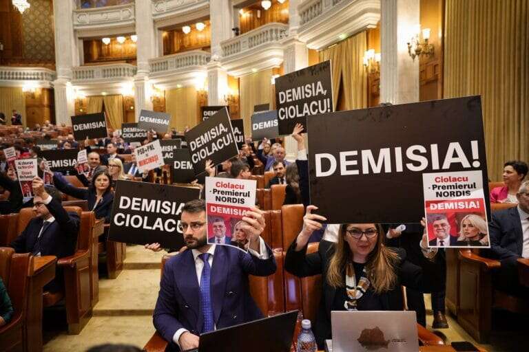 Stelian Ion (USR): „Ciolacu, DEMISA! Premierul stă în avion privat cu infractorii, iar noi ar trebui să închidem ochii”