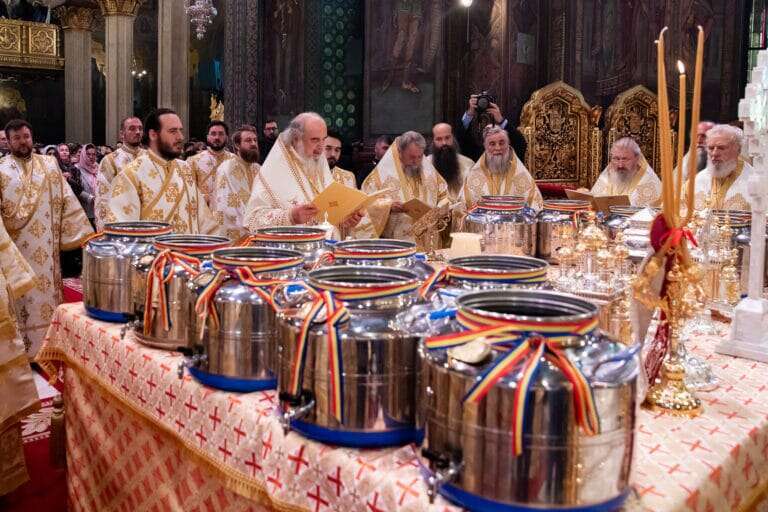 Tradiția Bisericii. După 6 ani, episcopii BOR vor sfinți Marele Mir în Joia Mare. Lista celor 38 de ingrediente și modul deosebit de preparare