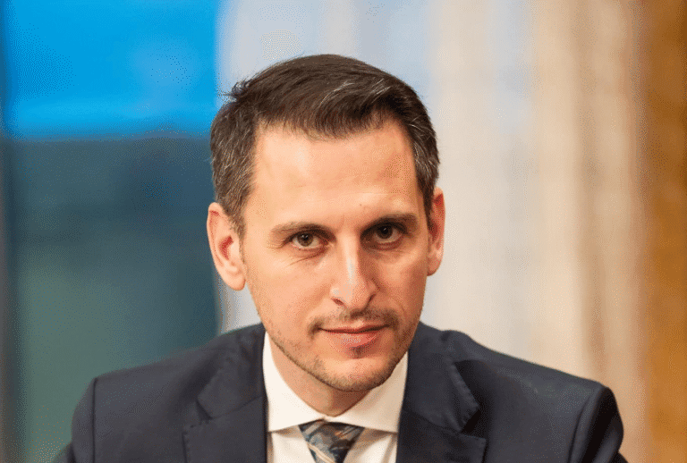 Deputatul George Gima (USR) încasa mii de euro din închirierea apartamentelor din București în timp ce lua bani de la Parlament pentru cazare