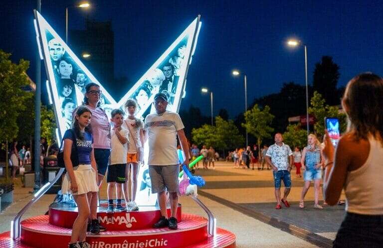 Cea mai nouă atracție a stațiunii Mamaia: Punctele instagramabile #LoveIsInTheAir și #EroiiRomânieiChic