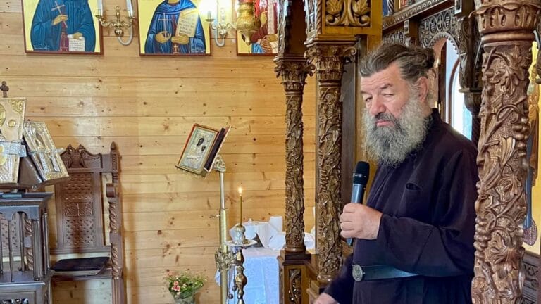 Vorbitul cu sfinții nu ține loc de autorizații. Primăria Cobadin l-a somat pe Isaia de la Negrești să oprească lucrările la schit