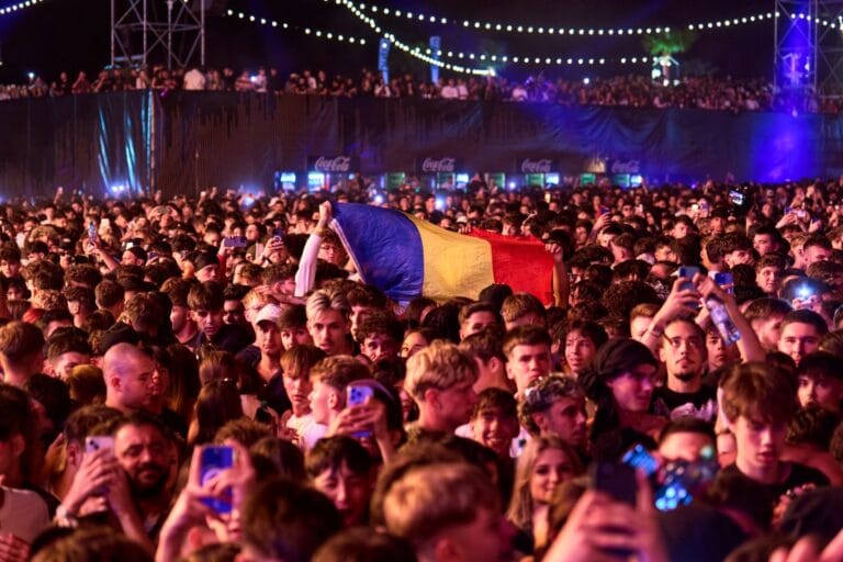 Artiști de milioane, preț sub 100 lei/zi. Pe 11 decembrie, Beach, Please! anunță cel mai mare artist de până acum