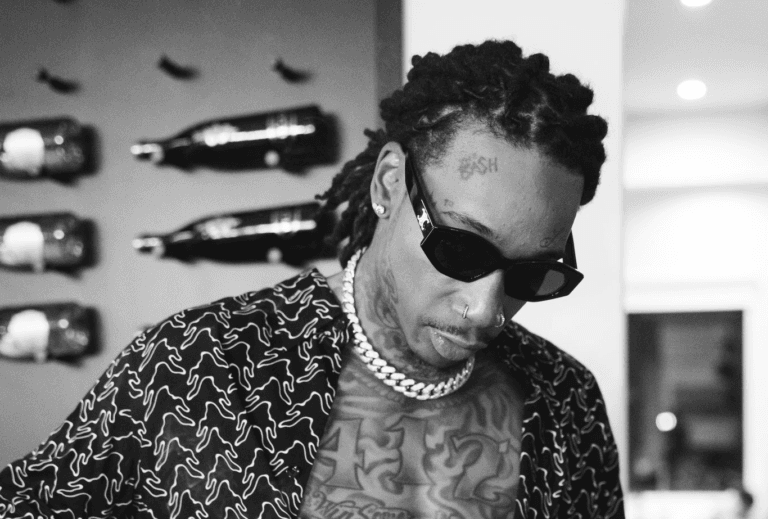 De ce a fost condamnat la închisoare cu executare rapperul Wiz Khalifa, care s-a drogat pe scena „Beach, Please”. Inițial, instanța i-a dat doar o amendă penală