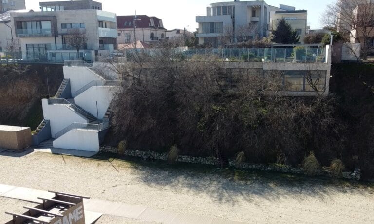 Bucata de faleză pe care s-a construit un restaurant și scări de acces la plajă fără avize legale este revendicată de Apele Române