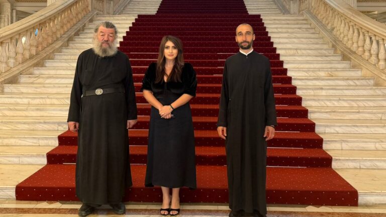 Călugăr acuzat că se ocupă cu ghicitul, chemat să binecuvânteze o Direcție din Parlamentul României