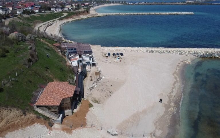 VIDEO: Cum arată de sus plajele din zona Micul Golf din 2 Mai în mijlocul lucrărilor de protecție costieră. Plaja de nudiști a dispărut, însă va fi înlocuită de una mai generoasă