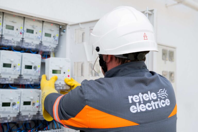 Rețele Electrice România accelerează instalarea contoarelor inteligente: 178.000 de dispozitive noi în 2026 și un grad de acoperire de 67% la finalul anului