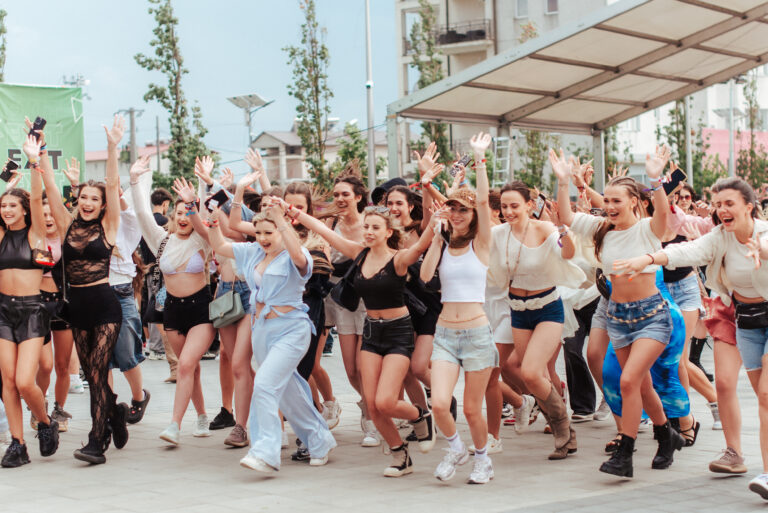 BEACH, PLEASE! 2026 a deschis oficial NIBIRU în fața a 90.000 de oameni și a dat startul celei mai mari ediții din istoria festivalului