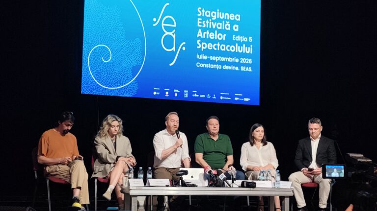SEAS 2026 transformă Constanța în cel mai fierbinte punct de pe harta culturală estivală a țării. Cel mai lung festival de teatru din țară, în cifre: 10 săptămâni de spectacole, peste 50 de teatre invitate și peste 400 de voluntari