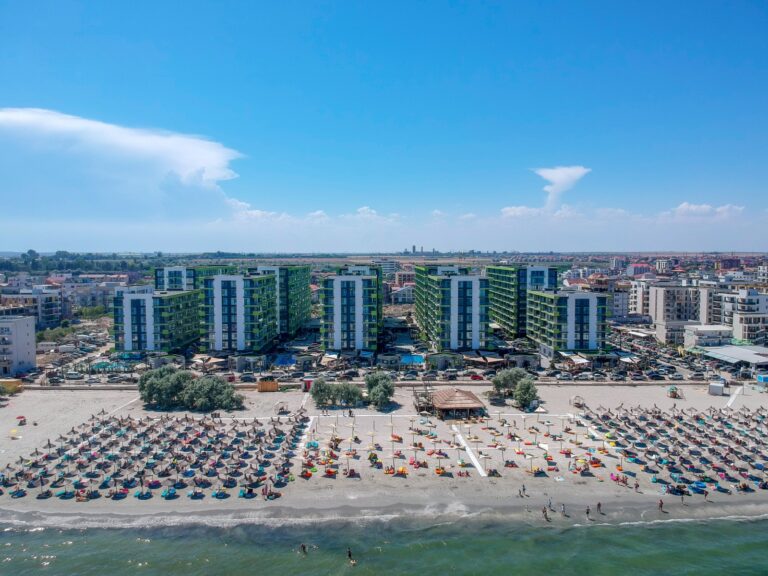 Apartamente de vacanță complet mobilate, la doi pași de plajă, în Alezzi Beach Resort. Număr limitat de unități disponibile