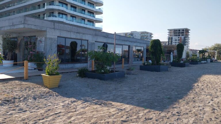 Primăria Năvodari a autorizat ilegal construirea unui restaurant și parcare subterană pe plaja din Mamaia Nord, cu complicitatea autorităților de mediu