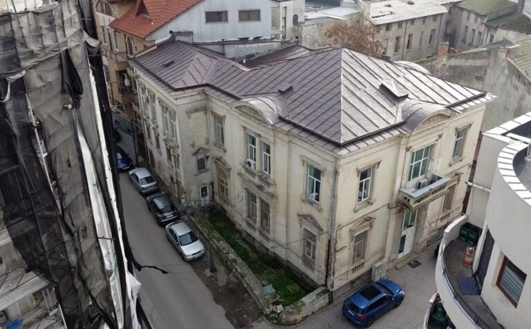 O clădire monument istoric în valoare de 6,4 mil. lei riscă să rămână ruină, după ce Florin Mitroi i-a făcut-o cadou lui Teodosie. Secretariatul pentru Culte recunoaște că, împreună cu Arhiepiscopia Tomisului, a inițiat preluarea monumentului fără o soluție de restaurare