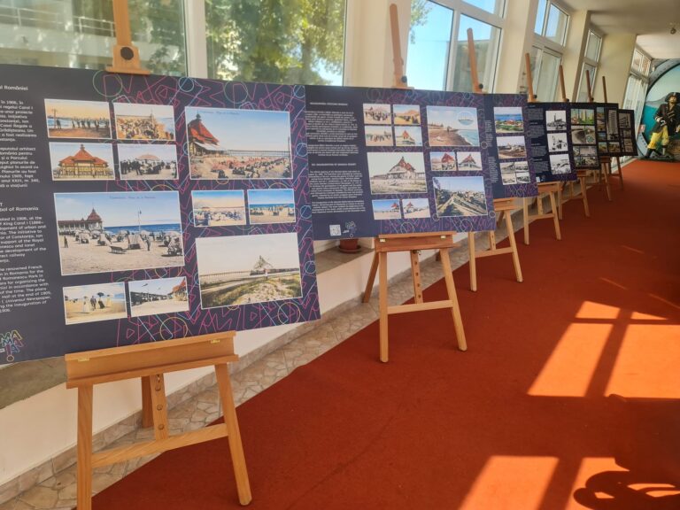 Mamaia, 120 de ani de poveste: expoziția aniversară care a călătorit prin hotelurile stațiunii continuă și în extrasezon